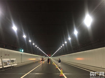“头顶”40米深海水作业 港珠澳大桥海底隧道“滴水不漏